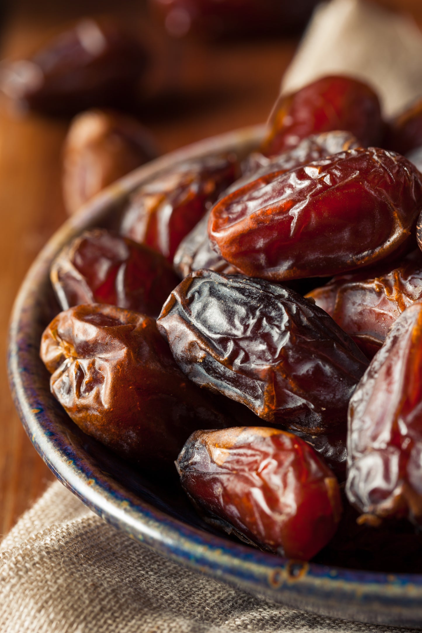 Nahaufnahme von saftigen Medjool Datteln in Premiumqualität – 1000g Packung von Cristal Organics